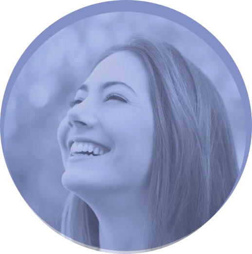 Immagine di una donna sorridente, utilizzata per rappresentare l'area specialistica "Woman Health" di Eurofins Genoma, azienda specializzata in test genetici e diagnostica molecolare.