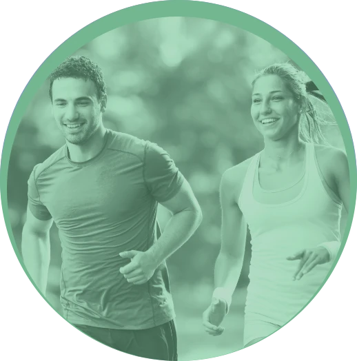 Immagine di due persone che corrono all'aperto, utilizzata per rappresentare l'area specialistica "Health and wellness" di Eurofins Genoma, focalizzata sulla salute e il benessere attraverso test genetici e soluzioni personalizzate per uno stile di vita equilibrato.