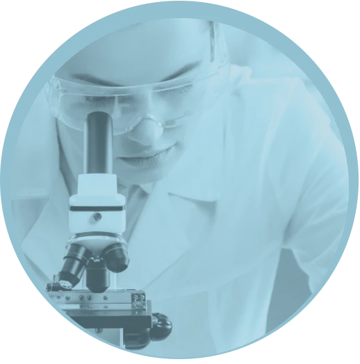 Immagine di una scienziata che utilizza un microscopio, rappresentativa dell'area specialistica "Pharma and biotech" di Eurofins Genoma, dedicata allo sviluppo di soluzioni avanzate per il settore farmaceutico e biotecnologico attraverso analisi genetiche e diagnostica molecolare.